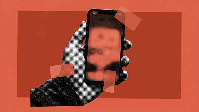 Смартфон в руке для подачи заявления на чарджбэк через банк
