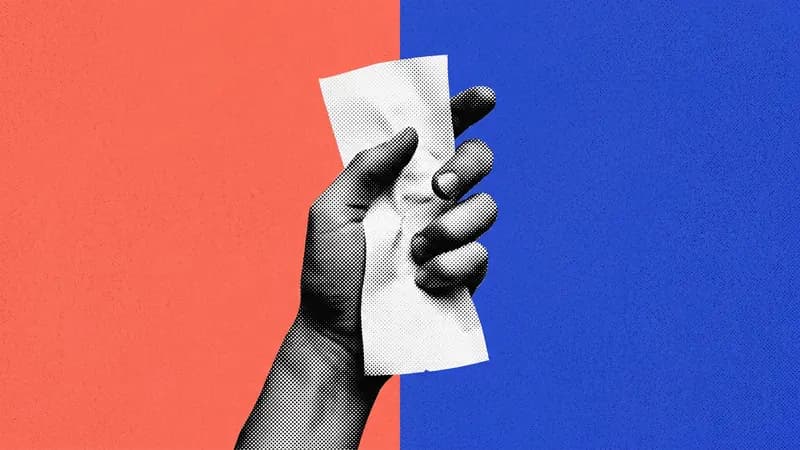 Рука с измятым чеком — иллюстрация для статьи о двойном списании с карты
