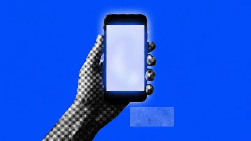 Смартфон в руке с открытым приложением банка — отмена подписки