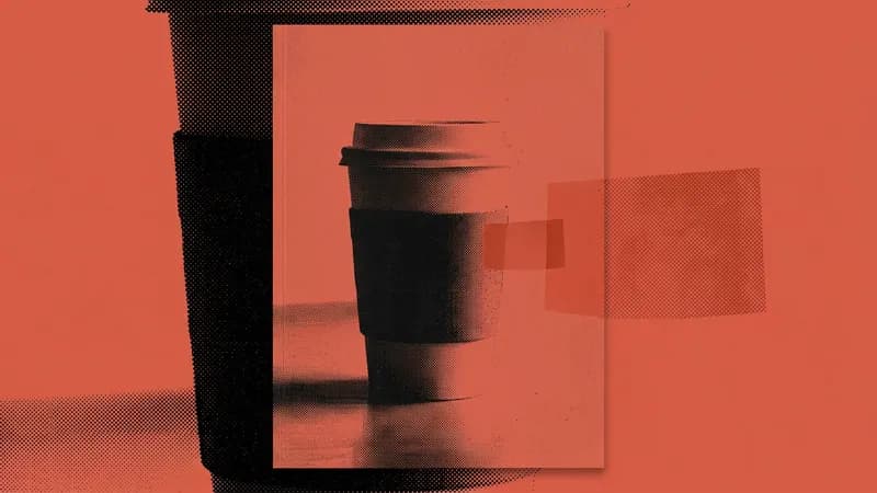Бумажный стакан кофе на вынос на столе — реальная стоимость утренней привычки
