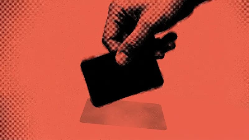 Рука с банковской картой в движении — типичные ошибки эквайринга при оплате