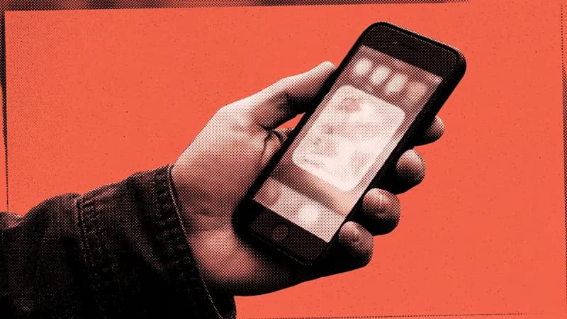 Смартфон с открытым приложением такси — сравнение трат на такси и метро