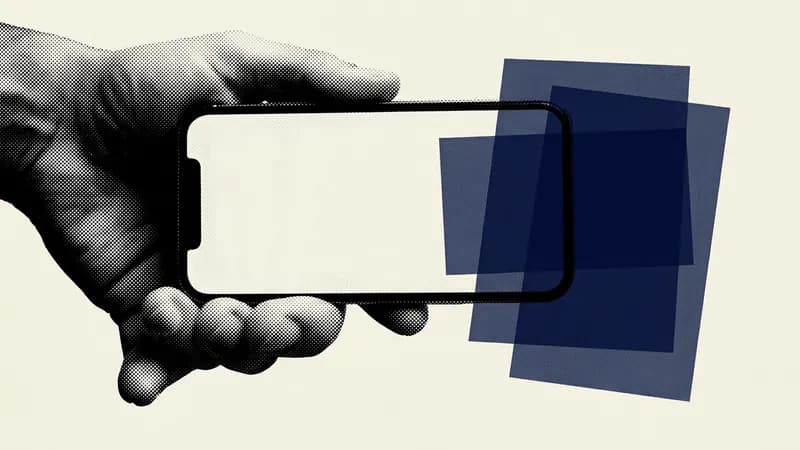 Смартфон в горизонтальной ориентации с приложением Альфа-Банка для получения выписки